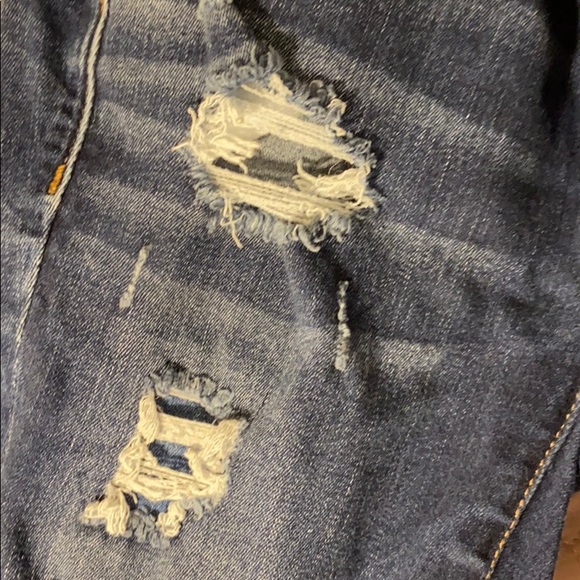 american eagle jeans that are fringed and cropped - Picture 2 of 6